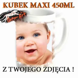 Biały kubek o pojemności 450ml z nadrukiem zdjęcia uśmiechniętego dziecka, logo firmy Gep-Art w lewym górnym rogu, napis 'Z TWOJEGO ZDJĘCIA!' na dole.