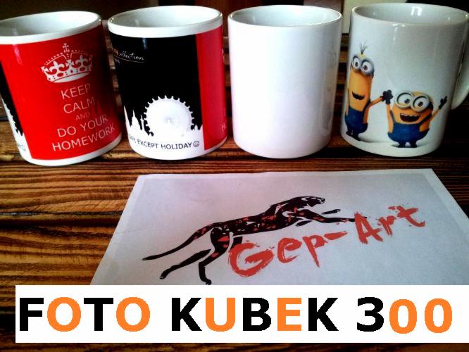 Cztery kubki z nadrukami: czerwony z napisem 'Keep Calm and Do Your Homework', czarno-biały z motywem miejskim, biały gładki i biały z postaciami Minionków. Na pierwszym planie kartka z logiem...