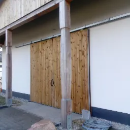 Stajnia Ojcowizna dla koni elementy ozdobne i konstrukcja drewniana Budy Pobyłkowskie