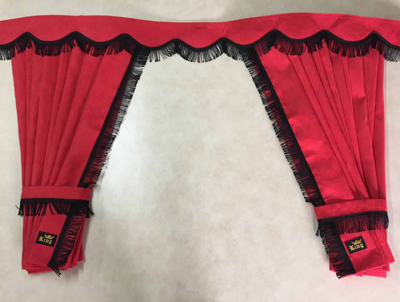 Czerwone, plisowane zasłony samochodowe z czarnymi frędzlami i haftowanym logo 'King' na dolnych krawędziach, zawieszone na jasnym tle.