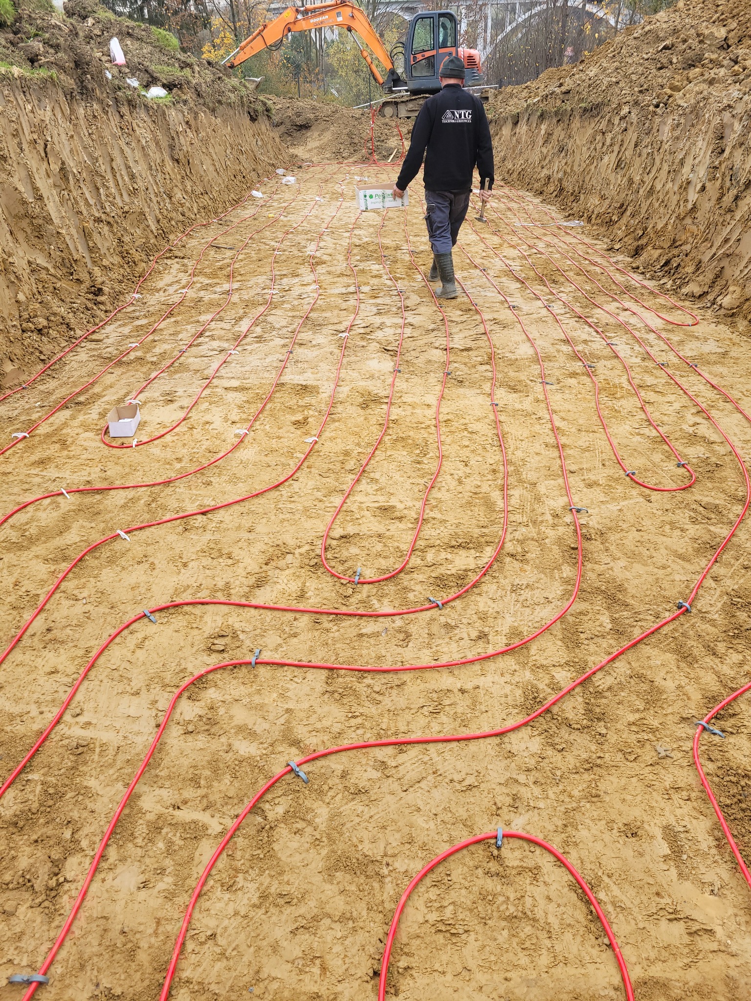 Rozłożenie rur pod gruntową pompę