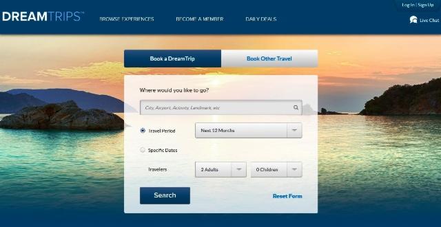 Strona internetowa z formularzem wyszukiwania podróży na tle krajobrazu morskiego z górami i zachodem słońca.