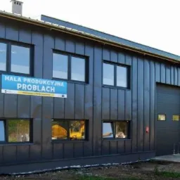 Hala produkcyjna z zewnątrz