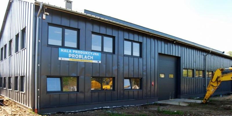 Hala produkcyjna z zewnątrz