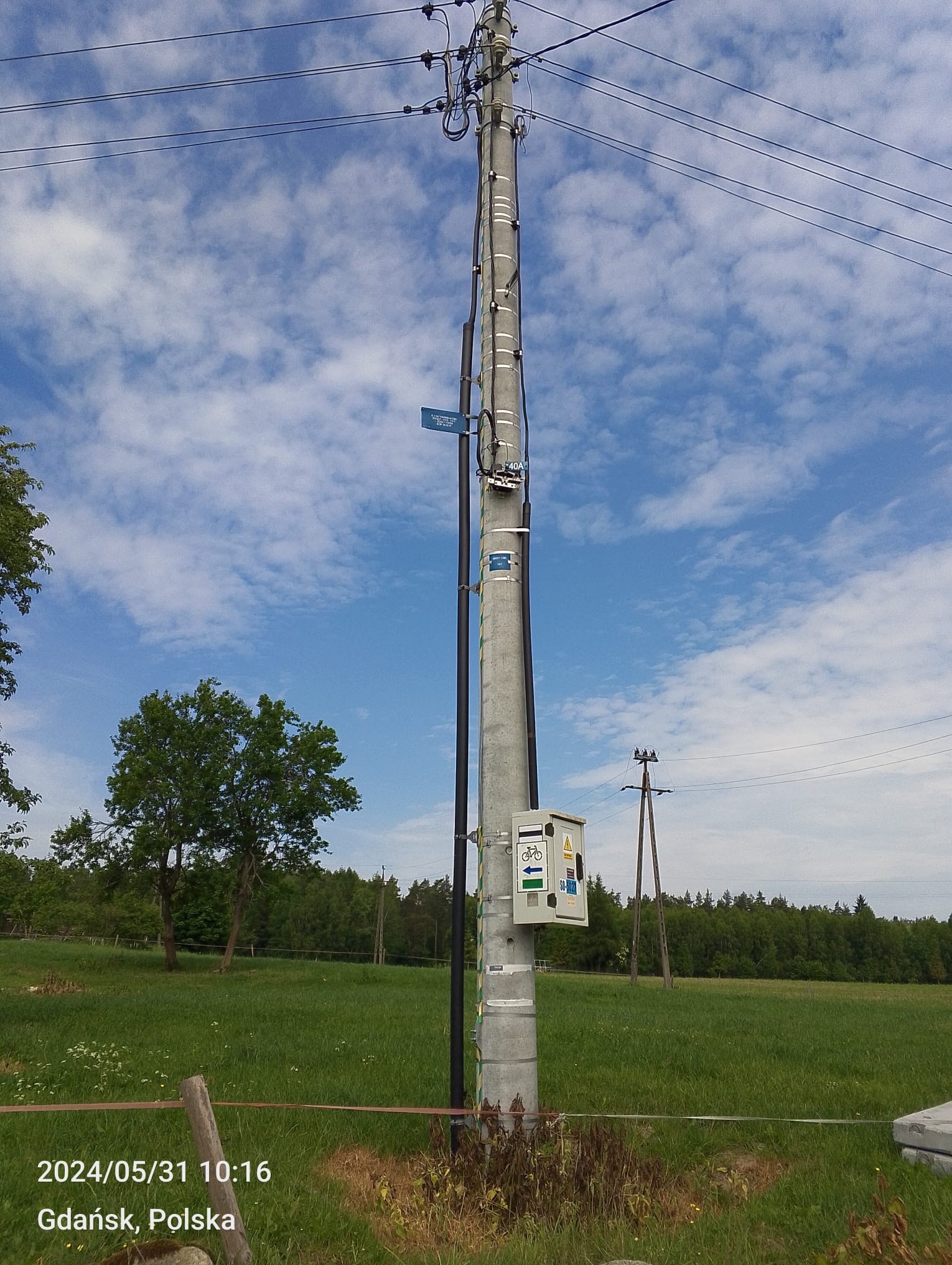 Stawianie słupków energetycznych NN niskiego napięcia