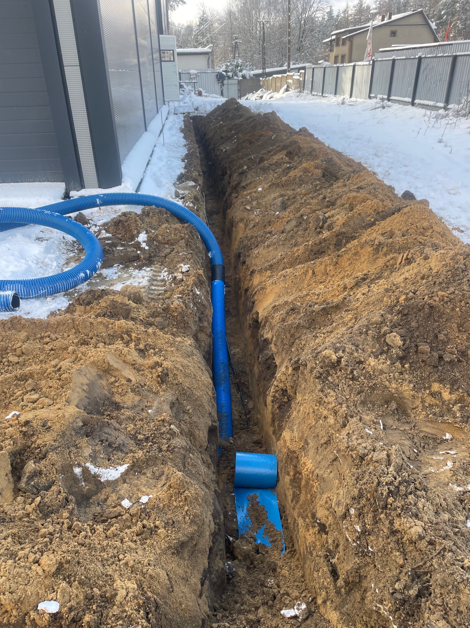 Wykop zakopanie kabla ułożenie peszla