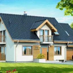 Dwukondygnacyjny dom jednorodzinny z ciemną dachówką i drewnianymi elementami wykończeniowymi, widoczny z poziomu zadbanego trawnika.