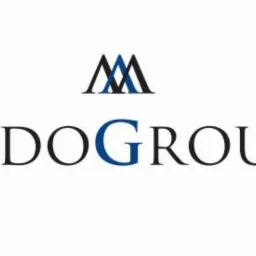 Logo firmy PADO GROUP z dwoma stylizowanymi literami M nad nazwą, w kolorach granatowym i czarnym na białym tle.