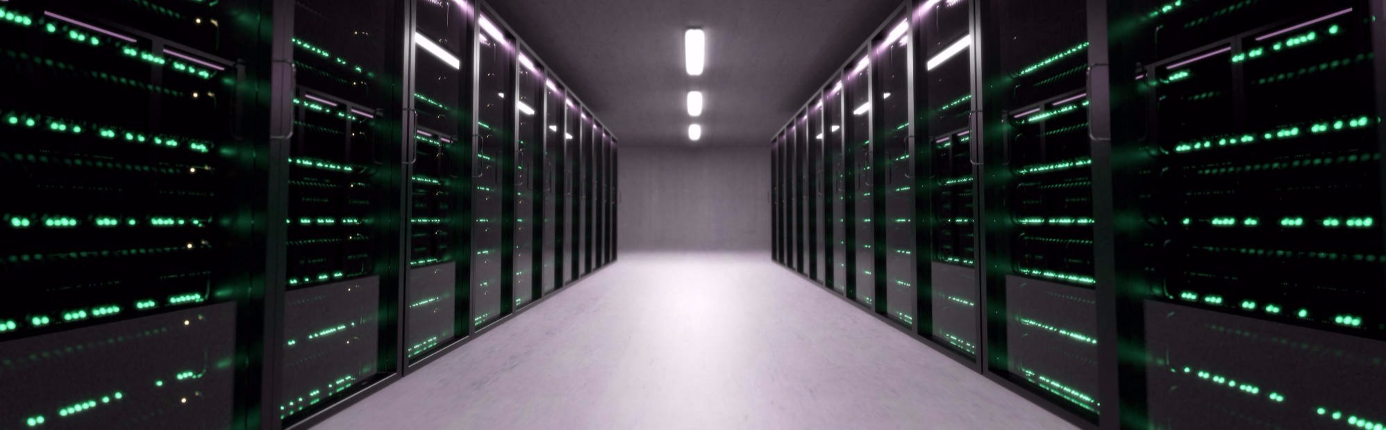 Korytarz serwerowni z rzędami czarnych szaf serwerowych, oświetlonych zielonymi diodami LED, podłużne lampy sufitowe w perspektywie centralnej.