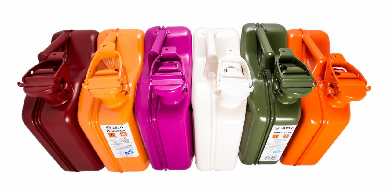 Kolorowe kanistry GELG 5L w rzędzie: burgundowy, pomarańczowy, różowy, biały, oliwkowy, pomarańczowy. Białe tło, widoczne detale uchwytów i etykiet.
