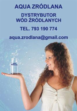 Kobieta prezentuje szklankę wody źródlanej na dłoni, w tle błękitne tło i logo firmy Aqua Źródlana z danymi kontaktowymi.