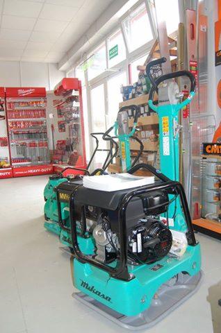 Zagęszczarka płytowa Mikasa MVC-T90H VAS w sklepie z narzędziami budowlanymi, widoczna na tle regałów z narzędziami Milwaukee i CMT.