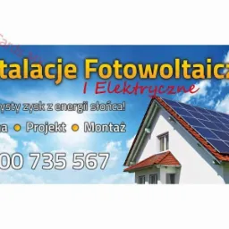 Baner reklamowy: Instalacje fotowoltaiczne i elektryczne. Twój czysty zysk z energii słońca! Wycena, projekt, montaż. Dom z panelami słonecznymi na dachu.