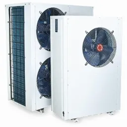 Dwie białe pompy ciepła powietrze-woda z niebieskimi wentylatorami, widoczne z bliska. Jedna z nich z widoczną kratką wlotu powietrza.