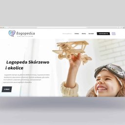Click 360 Damian Stefański - Prezentacja strony internetowej logopedy z ilustracją dziecka w czapce pilota trzymającego drewniany model samolotu.