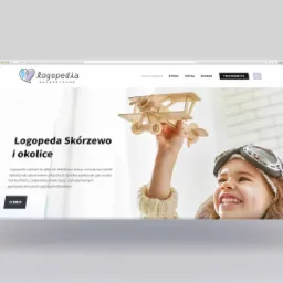 Prezentacja strony internetowej logopedy z ilustracją dziecka w czapce pilota trzymającego drewniany model samolotu.