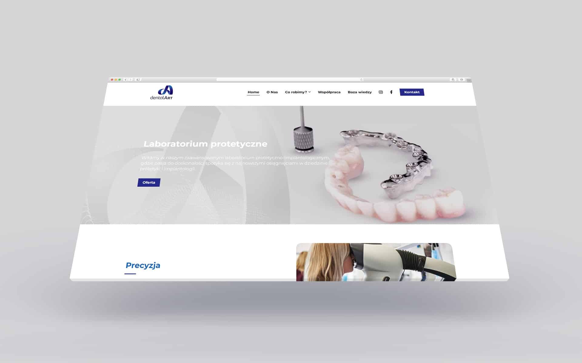 Ekran laptopa prezentujący stronę internetową laboratorium protetycznego DentalArt z widocznym hasłem 'Laboratorium protetyczne', protezą zębową i narzędziem protetycznym na stronie głównej.