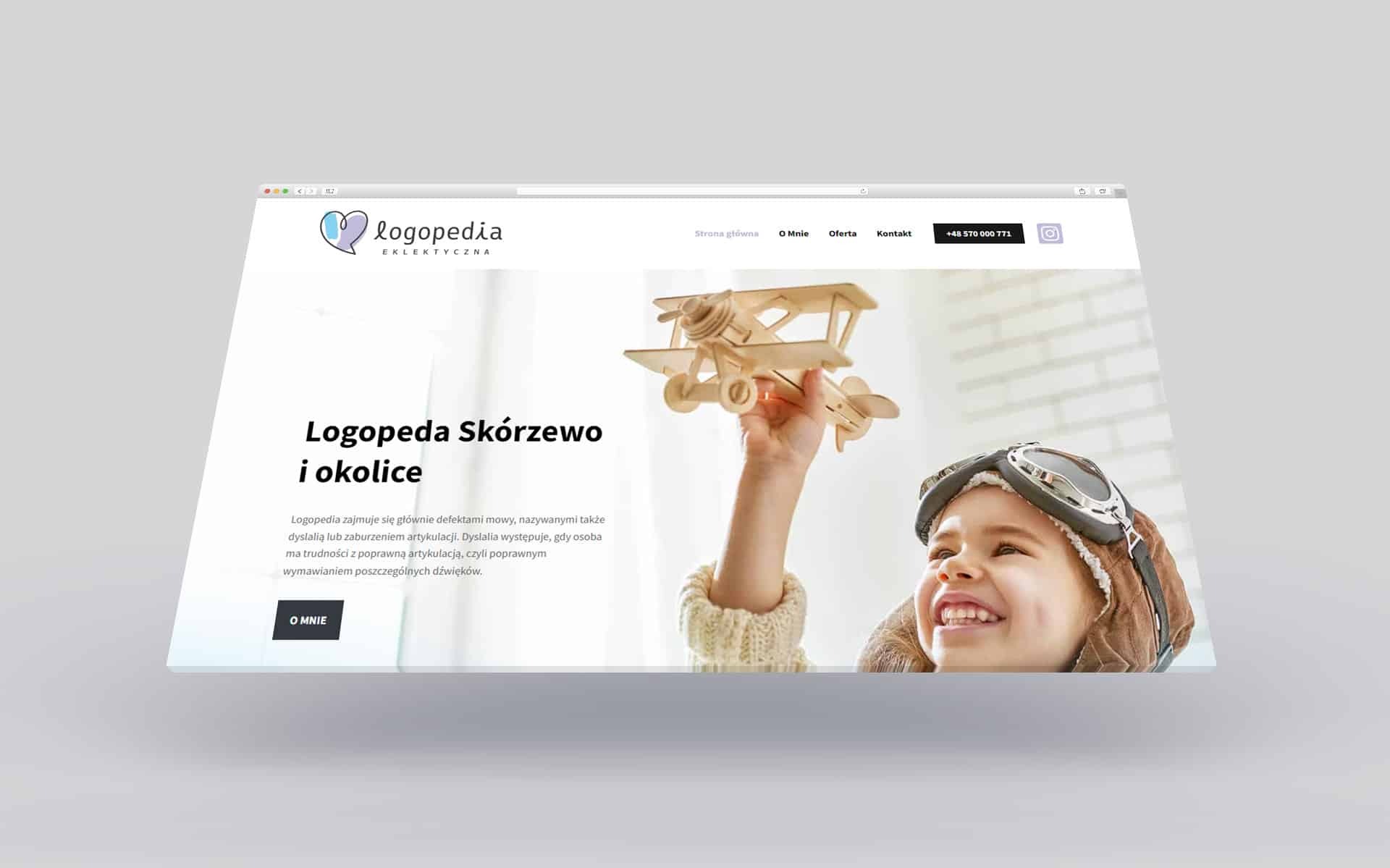 Prezentacja strony internetowej logopedy z ilustracją dziecka w czapce pilota trzymającego drewniany model samolotu.