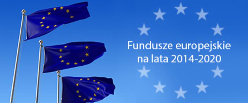 Flagi UE na błękitnym tle i napis 'Fundusze europejskie na lata 2014-2020' - dotacje unijne w Nowej Soli.