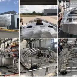 Sześć ujęć budowy aluminiowego kadłuba łodzi: transport kadłuba, widok na pokład, szkielet dziobu, szkielet kabiny w hali, detale konstrukcyjne.