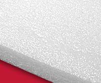 Biała płyta styropianowa o porowatej strukturze, ułożona na czerwonym tle. Wyraźna faktura materiału, blik światła podkreśla detale. Idealne do zabezpieczenia delikatnych przedmiotów.