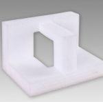 Biały, piankowy wkład opakowaniowy z wyciętym otworem na produkt, na szarym tle, oświetlony światłem rozproszonym. Precyzyjne wycięcie, czyste krawędzie.