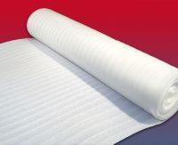 Rolka białej pianki polietylenowej, widoczna struktura z drobnymi wgłębieniami, na czerwono-niebieskim tle, przeznaczona do zabezpieczania delikatnych przedmiotów.