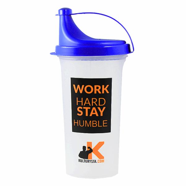 Biały szejker z niebieską nakrętką, z napisem 'WORK HARD STAY HUMBLE' i logo 'Kulturysta.com'.