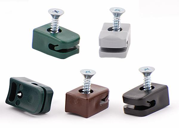 Prezentacja różnokolorowych uchwytów do siatki ogrodzeniowej z wkrętami, widoczne z bliska na białym tle. Elementy do montażu siatki.