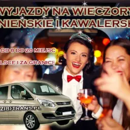 Wynajem busa na wieczory panieńskie i kawalerskie. Grupa kobiet świętuje w tle, a na pierwszym planie pojazd z adresem strony internetowej.