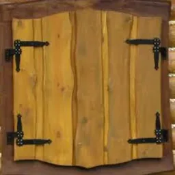 Drewniane okiennice z kutymi zawiasami w rustykalnej ramie. Naturalne usłojenie drewna, ciepła kolorystyka, widoczne detale konstrukcyjne.