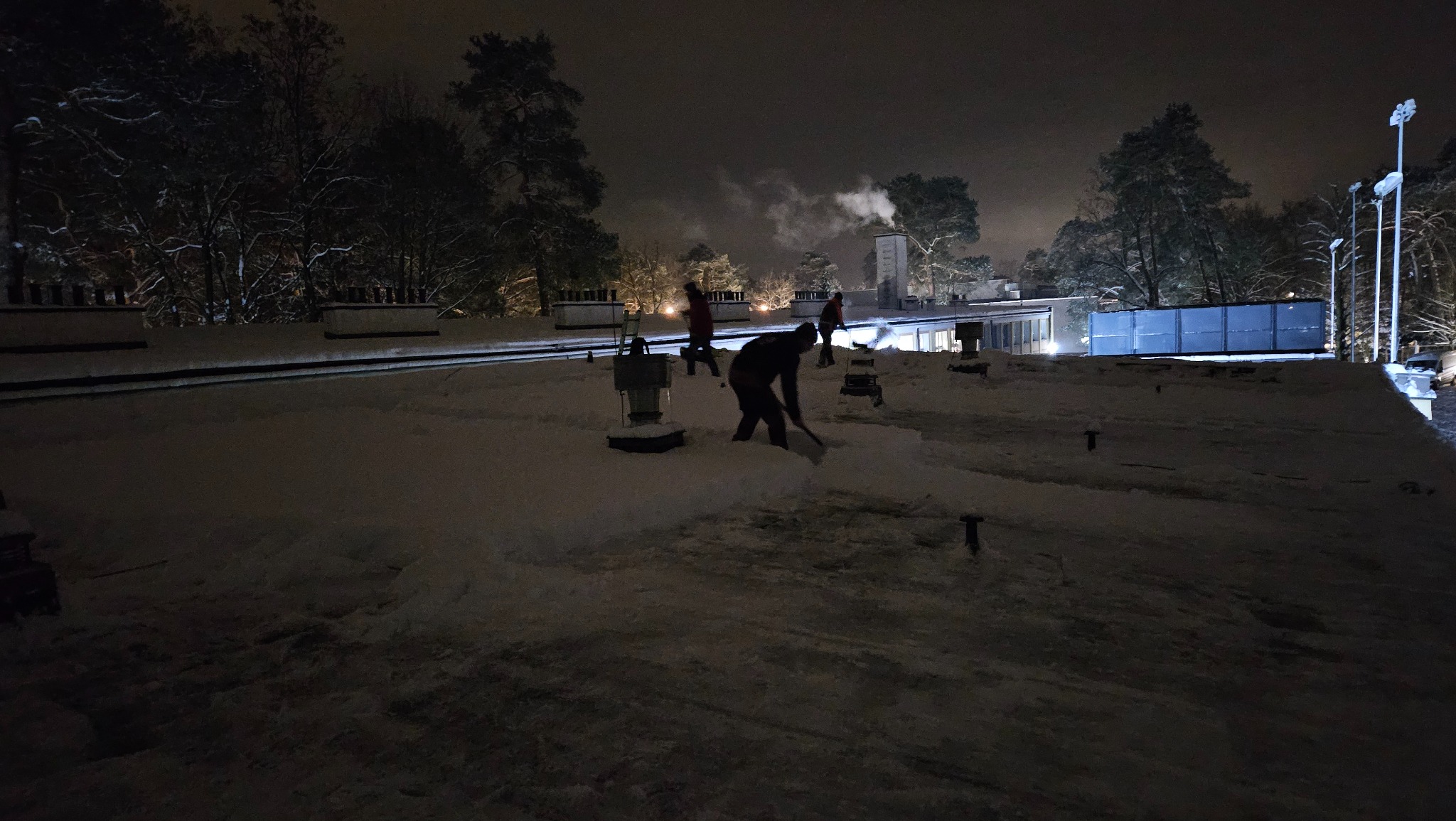 Odśnieżanie dachów ( hale,biura szkoły ,przedszkola )