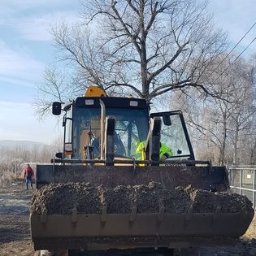 Zajęcia praktyczne na kursie operatora koparkoładowarki w Ośrodku Szkoleń Zawodowych SzkoleniaMM