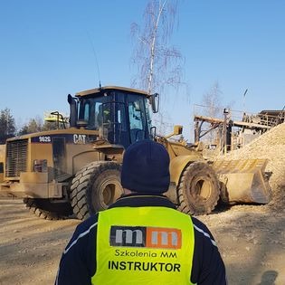 Zajęcia praktyczne na kursie operatora ładowarki jednonaczyniowej w Ośrodku Szkoleń Zawodowych SzkoleniaMM