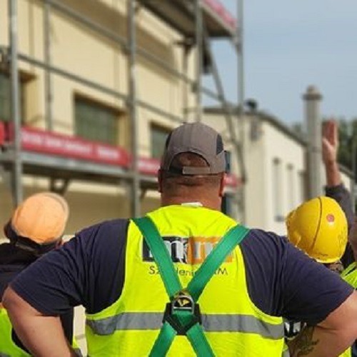 Zajęcia praktyczne na kursie montażu rusztowań w Ośrodku Szkoleń Zawodowych SzkoleniaMM
