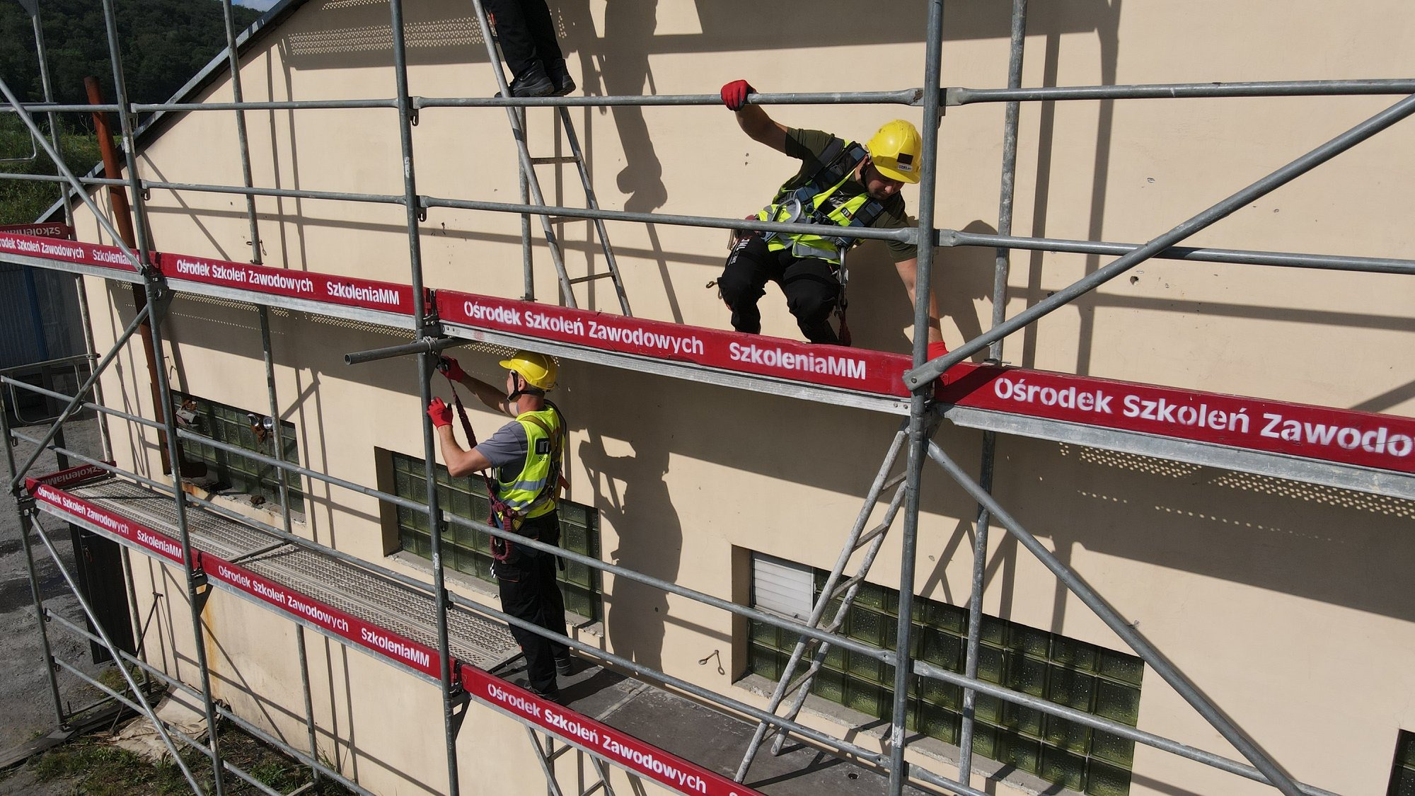 Zajęcia praktyczne na kursie montera rusztowań w Ośrodku Szkoleń Zawodowych SzkoleniaMM