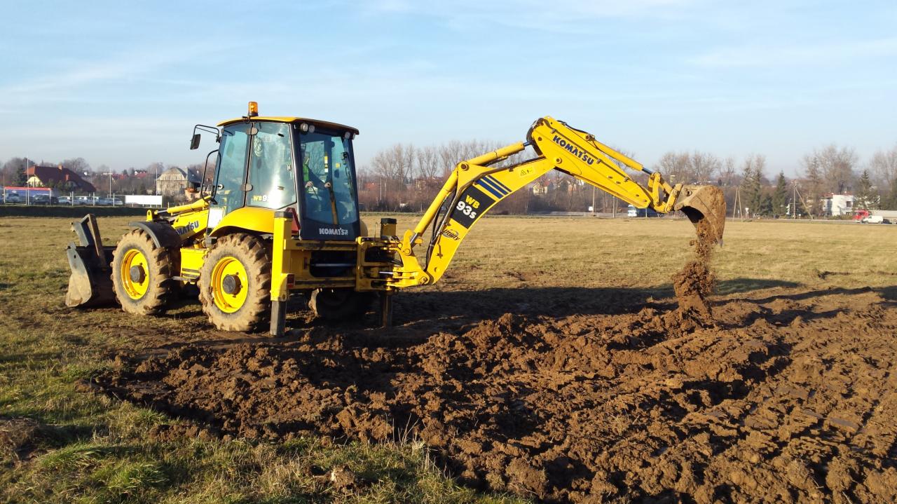 Zajęcia praktyczne na kursie operatora koparkoładowarki w Ośrodku Szkoleń Zawodowych SzkoleniaMM
