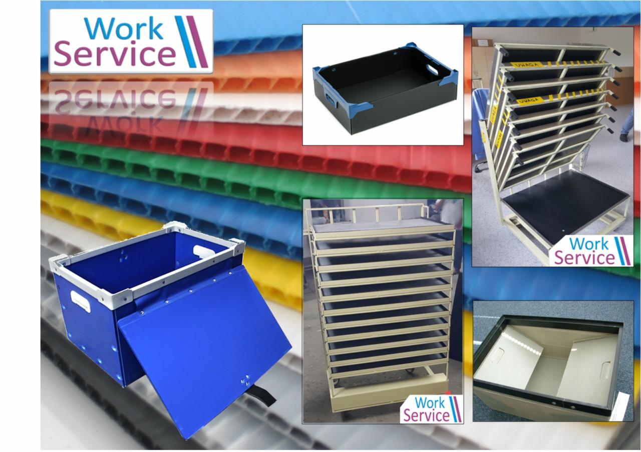 Prezentacja pudełek i wózków transportowych z tworzywa sztucznego. Kolorowe, tekturowe arkusze w tle. Produkty firmy Work Service.