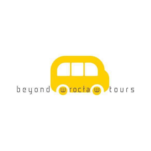 Minimalistyczny logotyp przedstawiający żółty autobus z napisem 'beyond Wrocław tours' poniżej, na białym tle.