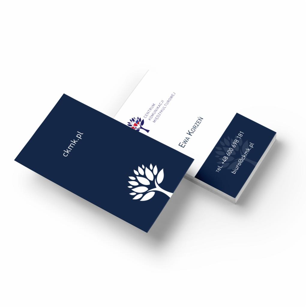 Trzy wizytówki firmy CKMK na białym tle, z logo w kształcie drzewa i danymi kontaktowymi.