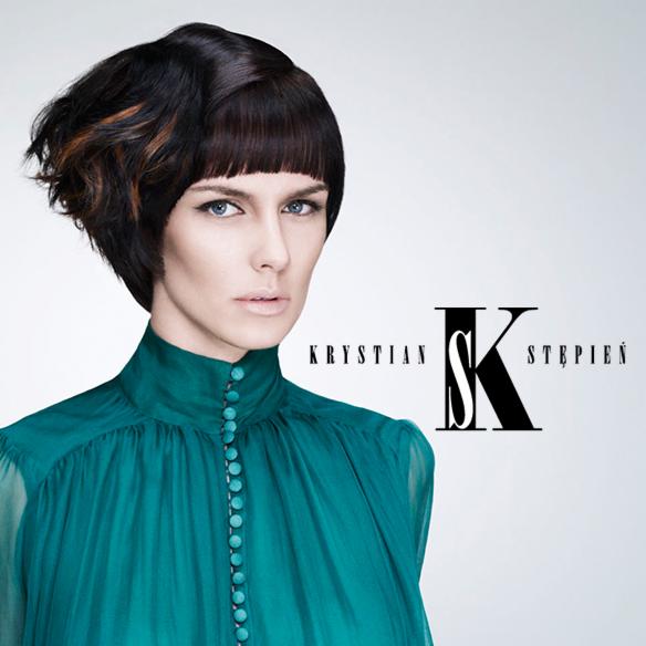 Portret kobiety z asymetryczną fryzurą z ciemnymi włosami i grzywką, ubrana w zieloną bluzkę z guzikami, obok logo 'Krystian Stępień'.