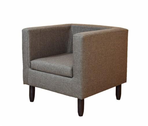 Kanciasty fotel klubowy obity szarą tkaniną o wyraźnej fakturze, osadzony na krótkich, ciemnych nogach, sfotografowany na białym tle.