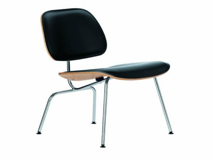Krzesło Eames z czarną skórzaną tapicerką i chromowanymi nogami na białym tle, widok z boku.