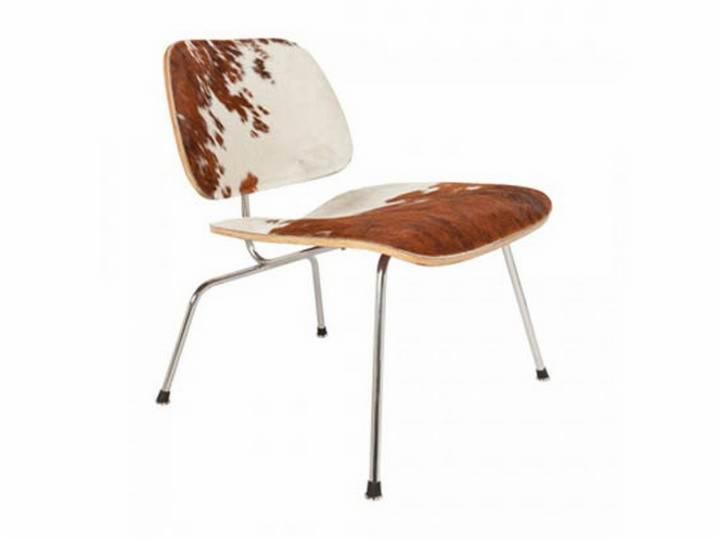 Krzesło z tapicerką imitującą krowią skórę, z chromowanymi nogami, na białym tle.