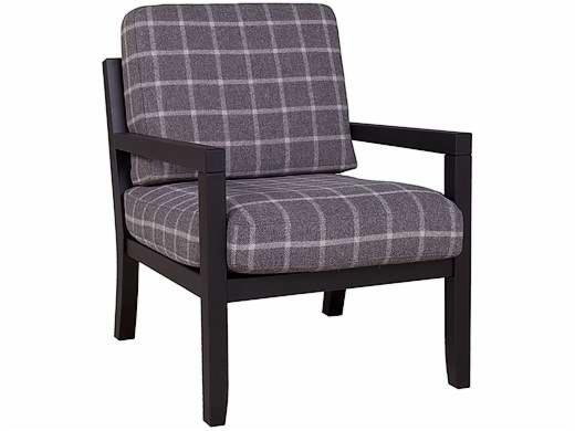 Kwadratowy fotel z ciemnego drewna z szarą tapicerką w kratę, widok z przodu na białym tle.