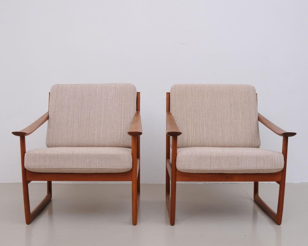 Dwa identyczne, odnowione fotele z drewnianą ramą i beżową tapicerką z wyraźnym splotem, ustawione symetrycznie na jasnym tle.