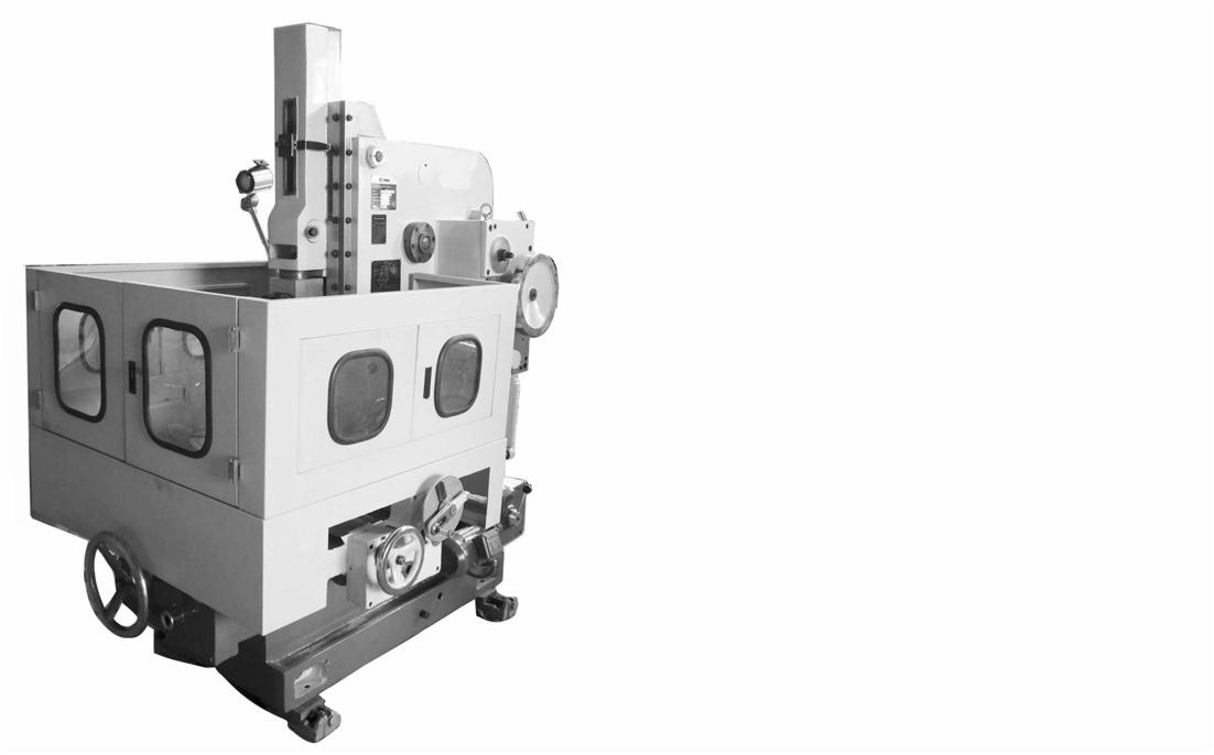 Szara tokarka pionowa z osłoną i okienkami, widoczne koła ręczne do sterowania, umieszczona na białym tle.