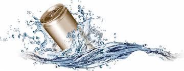 Aluminiowa puszka zanurzona w strumieniu czystej, krystalicznej wody, tworzącej dynamiczne rozbryzgi i fale.