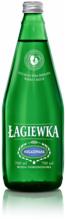 Butelka zielonej wody mineralnej 'Łagiewka' z srebrną zakrętką, oświetlona studyjnie na białym tle, z widocznym odbiciem.