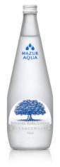 Szklana butelka wody mineralnej Mazur Aqua z etykietą przedstawiającą stylizowane drzewo w odcieniach niebieskiego, na białym tle z subtelnym odbiciem.